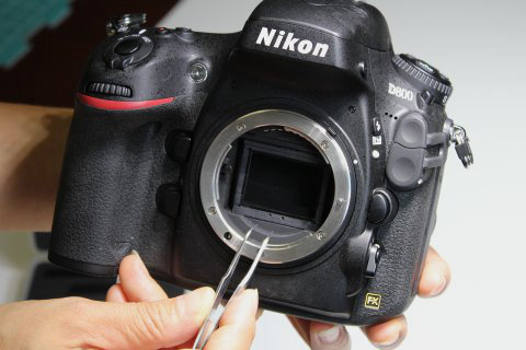 Lower edge of a Nikon VAF filter being seated in the mirror-cavity groove